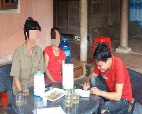 ông H và vợ kể lại cho phóng viên