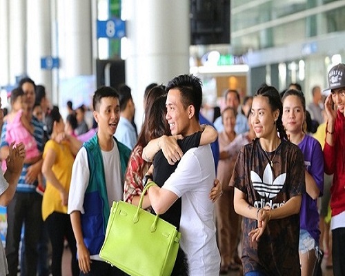 đại gia minh nhựa đi đón vợ